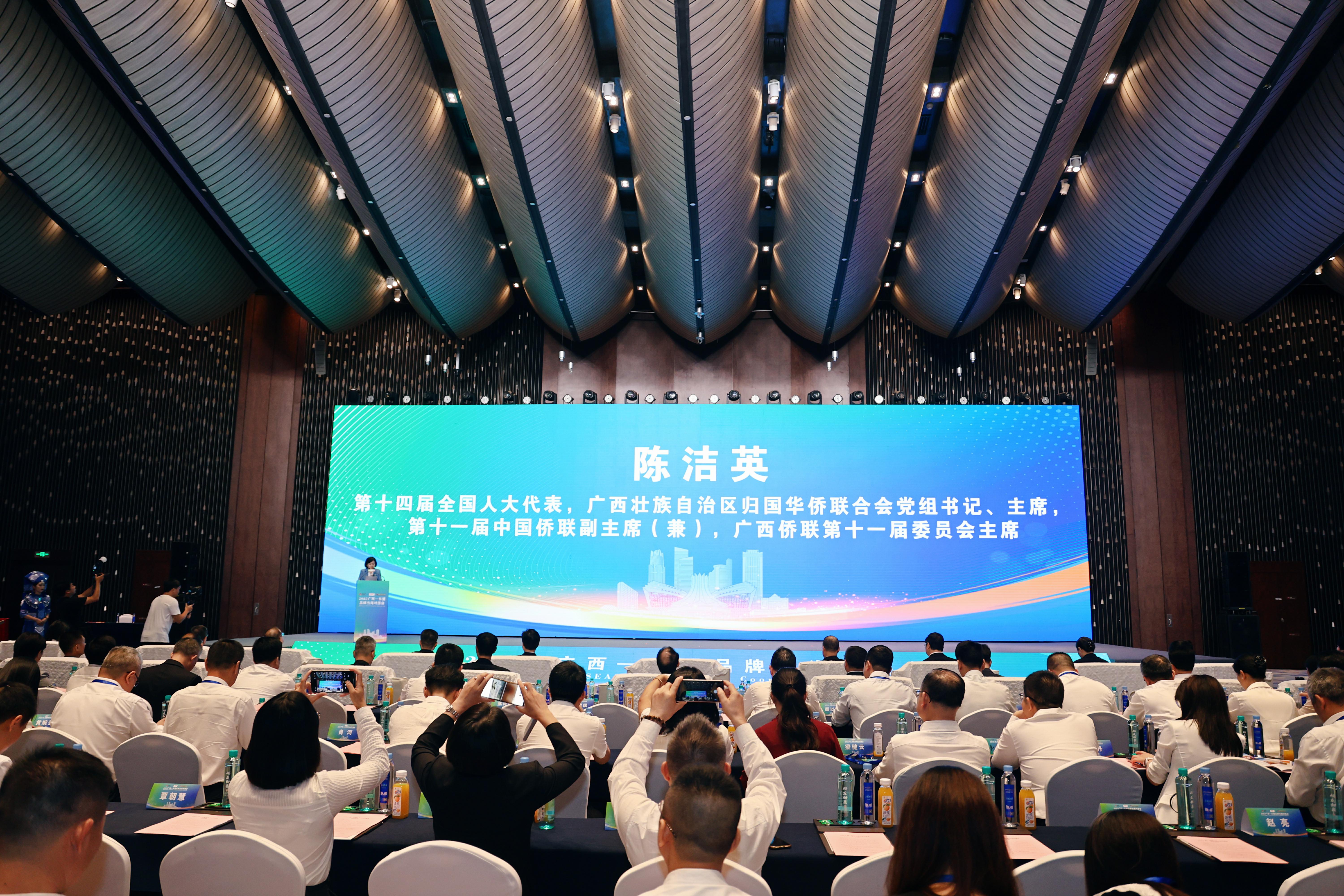 陈洁英.jpg